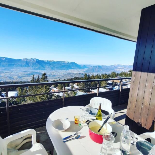 🌞 31 décembre en terrasse à 1750m ! 🌞
Vue depuis arolles602.fr ♥️♥️♥️
#chamrousse1750
.
@chamroussedomaineskiable@chamroussemountainpark#chamrousse#grenoblealpesmetropole#mygrenoble#grenobletourism#grenobletourisme#grenoble#alpesishere#isere#alpes#alps#alpsmountains#frenchalps#igersgrenoble#monisere#lesalpesfr#belledonne#frenchmontagnes#lesalpes#rhonealpes#isereledepartement#auvergnerhonealpes